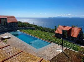 CASAS DO LARANJO- Cottages & Infinity Pool, מלון בGaula