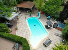 Les Grozilles, hotel em Feuillade