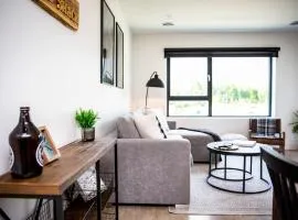 The Shred Shack - Stylish Revelstoke Condo