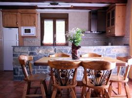 Apartamentos Miguelo, C.B, hotel a Saravillo