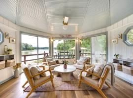 Waterfront Heathsville Cottage with Dock and Hot Tub!, ξενοδοχείο σε Reedville