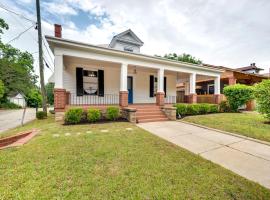 Bright Macon Home with Wraparound Deck!, holiday rental in Macon
