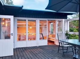 Holiday home INGARÖ VI，Grönskan的有停車位的飯店