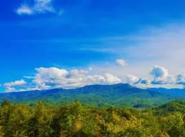 Grand Vista View- Breathtaking Views, FREE tickets for each paid day, Hot Tub, WIFI