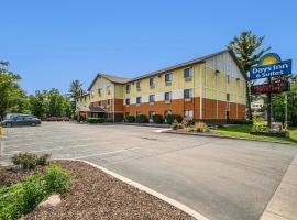 Days Inn & Suites by Wyndham Traverse City, hotel near Cherry Capital Airport - TVC, 