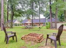 Dog-Friendly Alabama Retreat with Patio and Fire Pit!, vakantiehuis in Semmes