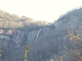 Lazy Lodge with Waterfall View, vakantiewoning in Chimney Rock