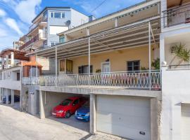 Apartments with a parking space Sumpetar, Omis - 950，苏佩塔尔的飯店