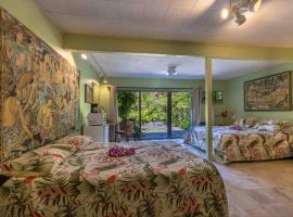 Plumeria Room on a Lush Farm on Maui's North Shore, feriebolig i Huelo