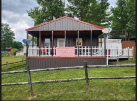 Cottage with Private Hot Tub, hotel in Pipestem