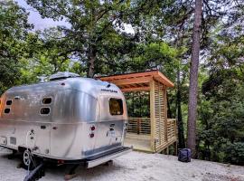 Airstream Caravel 2020 Loblolly Pines Adventure Camp, glamping site in Eureka Springs