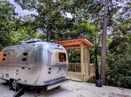 Airstream Caravel 2020 Loblolly Pines Adventure Camp, tapak glamping di Eureka Springs