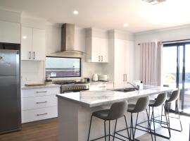 The Baltimore House - Family Getaway, hytte i Port Lincoln