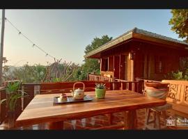 Baandindon Private Earthhouse Homestay, hotel with parking in Mae Rim