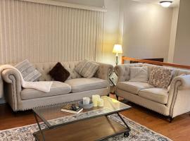Luxe 3BR, 2BA + Hot Tub, hotel with parking in Elmhurst