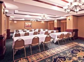 Holiday Inn Express Hotel & Suites Shawnee I-40, an IHG Hotel، فندق في شاوني