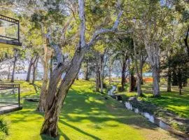 Bay Parklands 27 2 Gowrie Ave pool tennis court spa and views