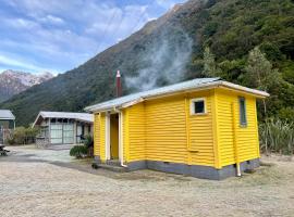 Basic, Super 'Cosy' Cabin in The Middle of National Park and Mountains, apartment sa Otira