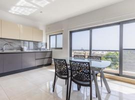 New top floor apartment enjoy opening views, hótel í San Ġwann
