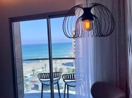 Suite on the beach, hotel cerca de Playa Carmel, Haifa