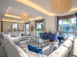 4BR Penthouse Royal Marina: Private Rooftop Pool with 360° View, familiehotell i Ban Bang Khu