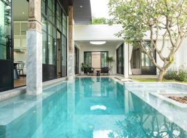 Exquisite Asian Fusion: 3BR Pool Mono Villa 10, отель с бассейном в городе Ban Pak Lak