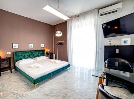 Splendida camera vista mare con terrazza e finiture di lusso, khách sạn ở Marina di Carrara