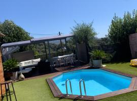 Romantic villa in the south of France with a private garden , pool and a terrace, cabaña o casa de campo en Niza