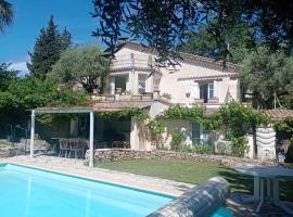 Belle villa de charme avec piscine, hotel in Tourrettes