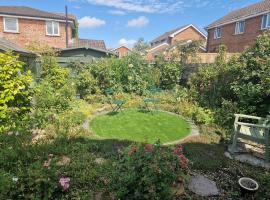 Rose Garden - 3 Bed Pet Friendly, hotel a Canford Magna