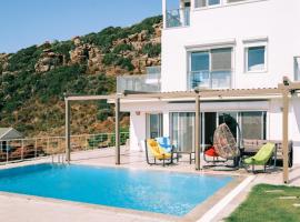 Chic Villa w Patio Pool 3 min to Beach in Bodrum, feriebolig i Gundogan