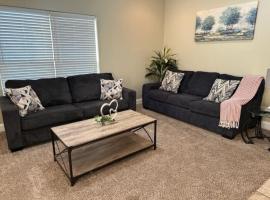 Cozy 3BR 2BA Retreat, Fast Wi-Fi, Free Parking -A-, hotel v destinaci Moss Point