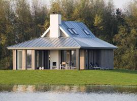 Modern design lodge on the water located on a holiday park in a national park, semesterhus i Tholen