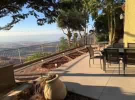 וילה פינתית עם נוף פאנורמי לכנרת, holiday home in Nof Kinneret