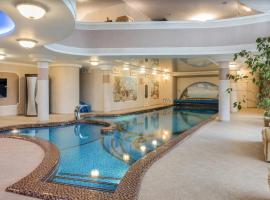 Villa with pool and garden, Hotel mit Parkplatz in Lyutezh