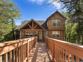 Whispering Woods Lodge-Sleeps 10 Home, hotell sihtkohas Branson West