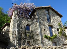 Gîte de Chapelèche Les Glycines, hotel in Gluiras