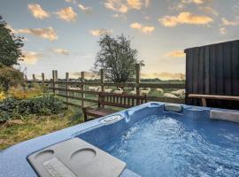 The Gilpin Farmhouse, Lake District Getaway，利文斯的附設按摩浴池的飯店