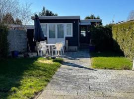 Mooie chalet met grote tuin dichtbij Amsterdam, hotel in Opmeer