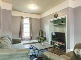 Cozy Ohio Retreat with Fire Pit and Charcoal Grill!, hotell i Hamilton