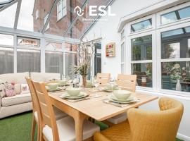 4 Bedroom Townhouse 10mins walk from Shrewsbury Town Centre with Parking, hotel in Shrewsbury