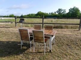 Ferienwohnung mit eigenem Garten - Viele Badeseen und 10 Minuten von Templin, family hotel in Milmersdorf