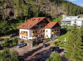 Hotel Malga Passerella, hotel blizu znamenitosti Alpe Lusia, Moena