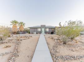 NEW PROPERTY! The Cactus Villas at Joshua Tree National Park - Pool, Hot Tub, Outdoor Shower, Fire Pit, porodični hotel u gradu Tventinajn Palms