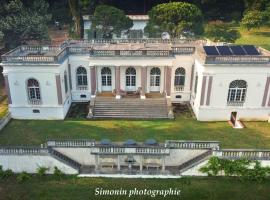 Chateau de Pourpry, готель з парковкою у місті Damiatte