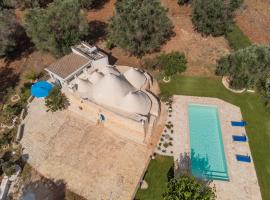 Trullo Tarantini con piscina privata, hotel en Latiano