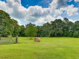 Secluded Lineville Farmhouse 2 Mi to Lake Wedowee, villa in Lineville