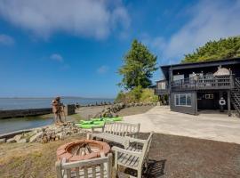 Waterfront Coos Bay Retreat with Boat Ramp, Kayaks!, family hotel in Coos Bay