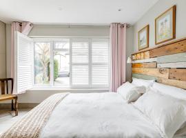 Arlington - private room and en-suite, hospedagem domiciliar em Woking