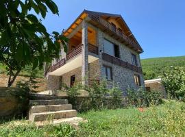 Three Bedroom Family Villa Pogradec: Pogradaş şehrinde bir otoparklı otel